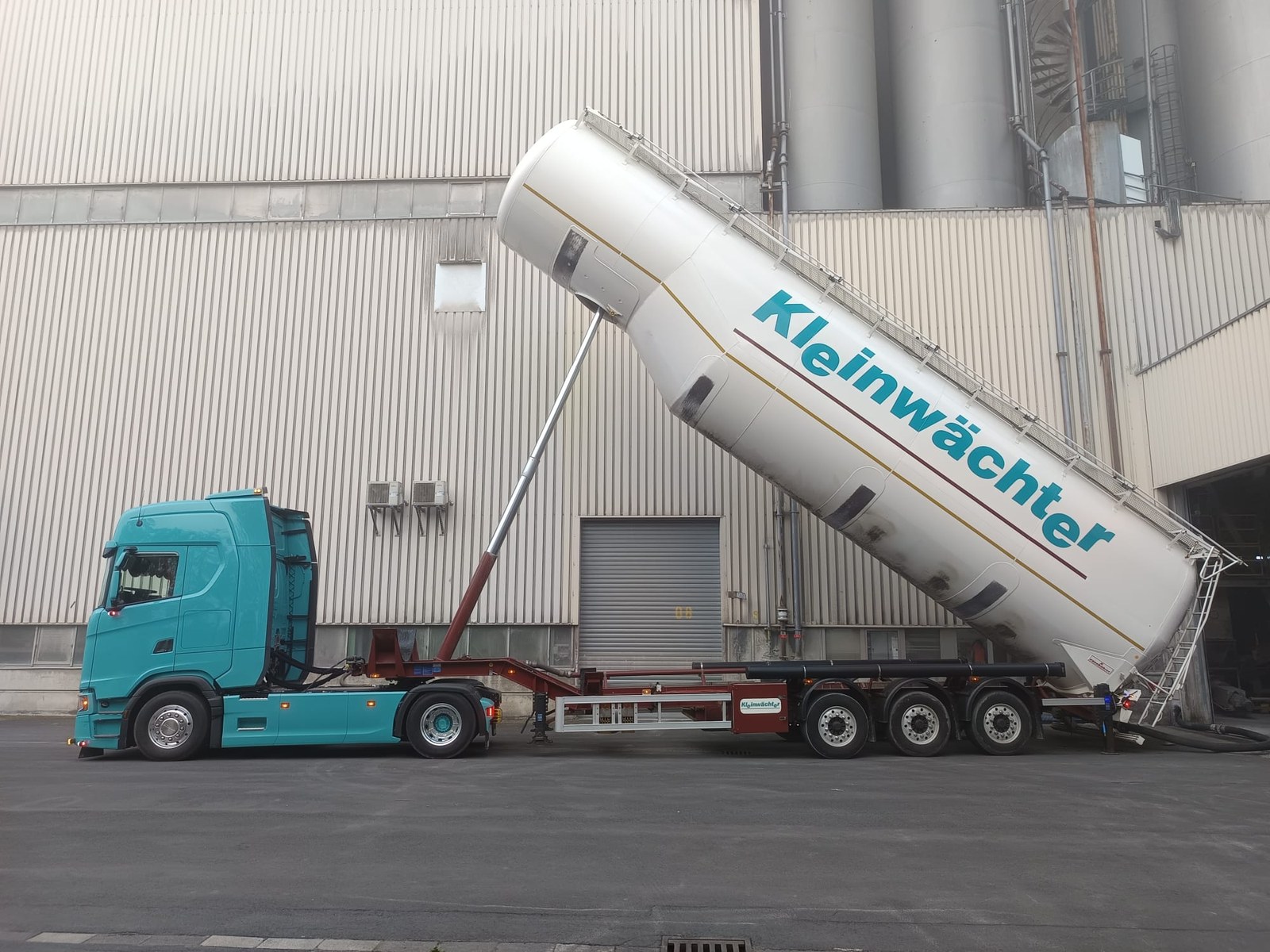 Kleinwächter Kippsilo in vollständiger Seitenansicht