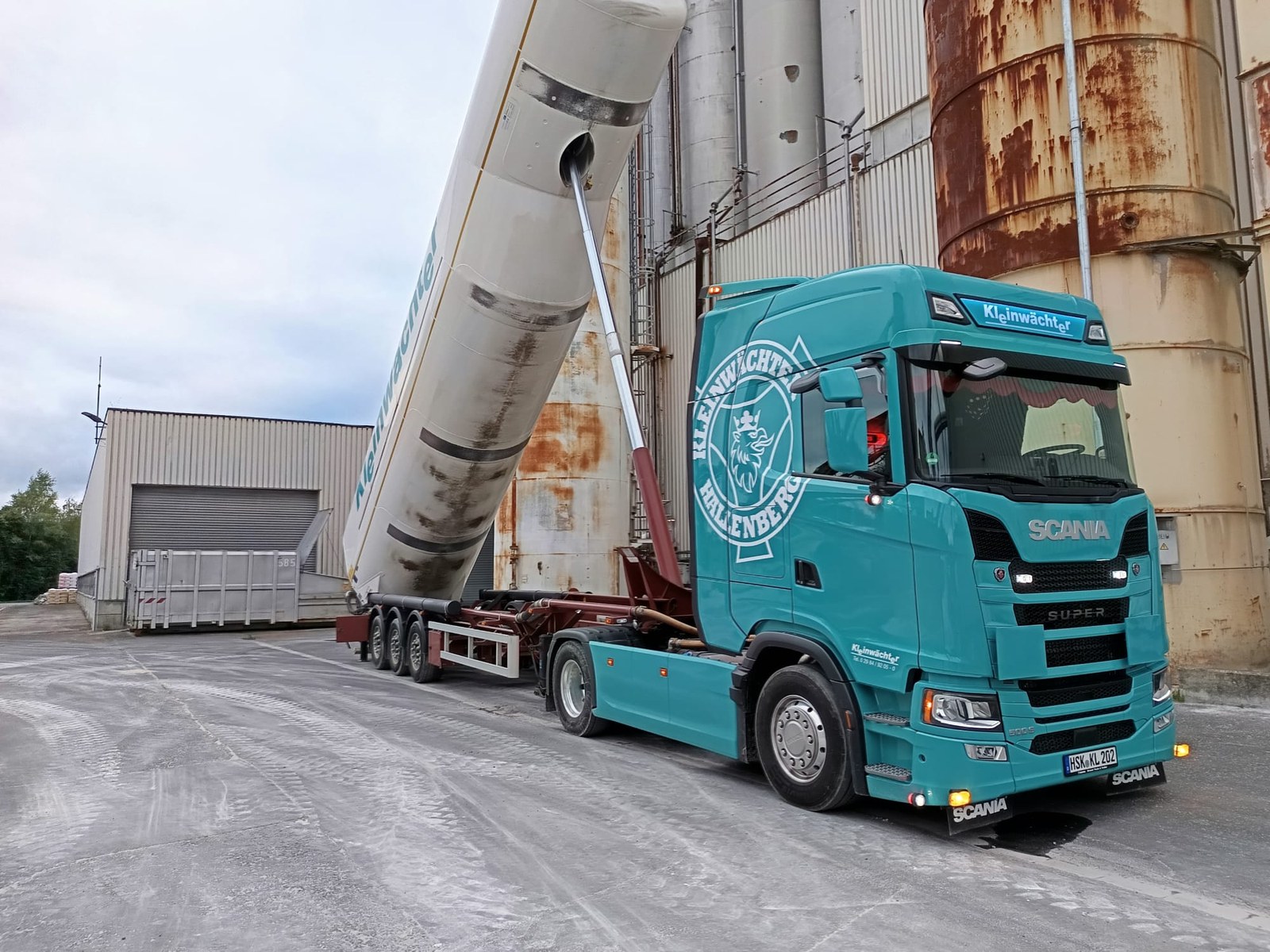Kleinwächter Scania mit angehobenem Kippsilo bei der Entladung