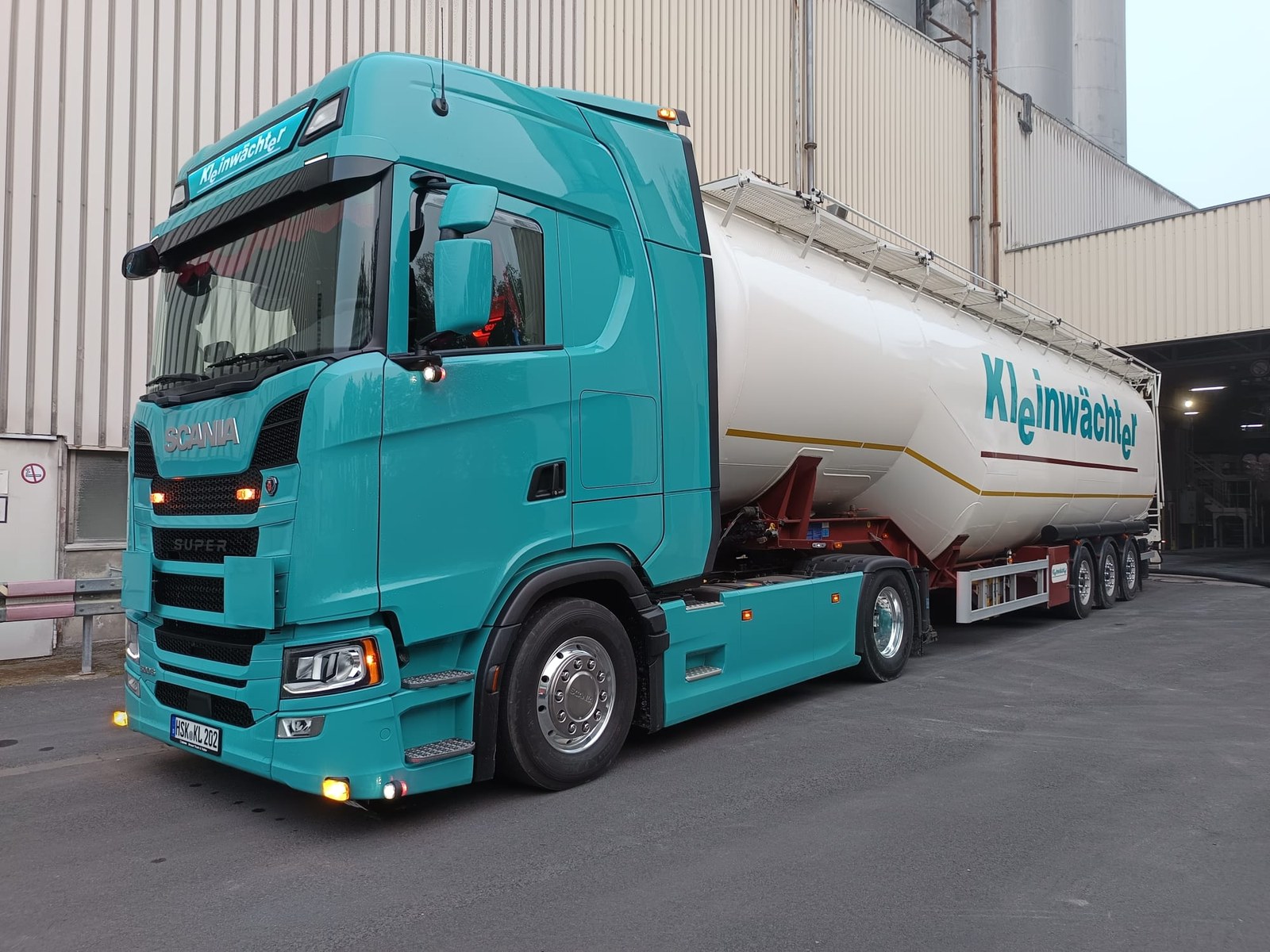 Kleinwächter Scania Silozug in seitlicher Ansicht