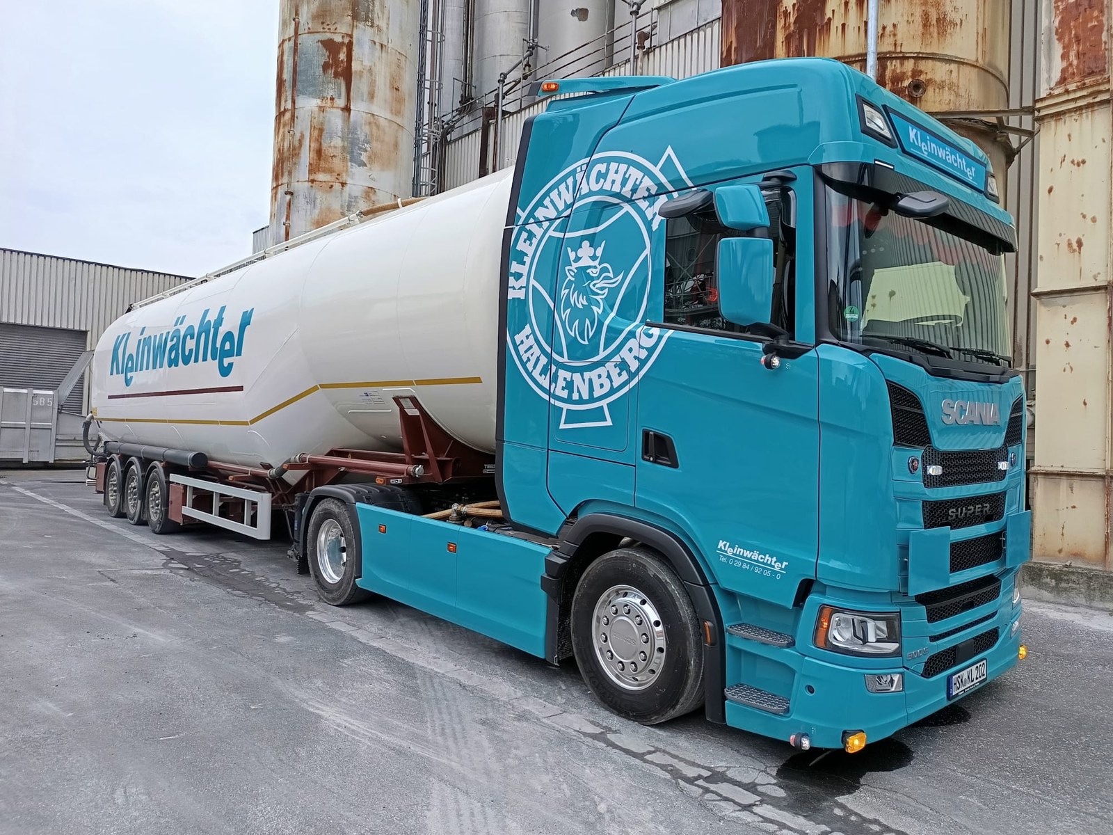 Kleinwächter Scania Silozug in seitlicher Frontansicht