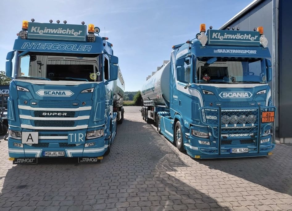 Zwei Kleinwächter Scania Silofahrzeuge auf dem Betriebshof