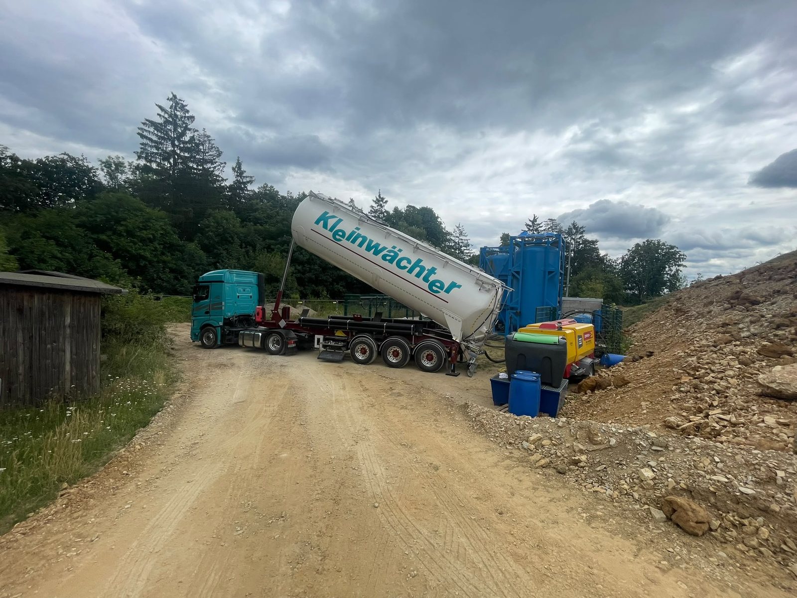 Kleinwächter Kippsilo bei der Entladung auf einer Baustelle