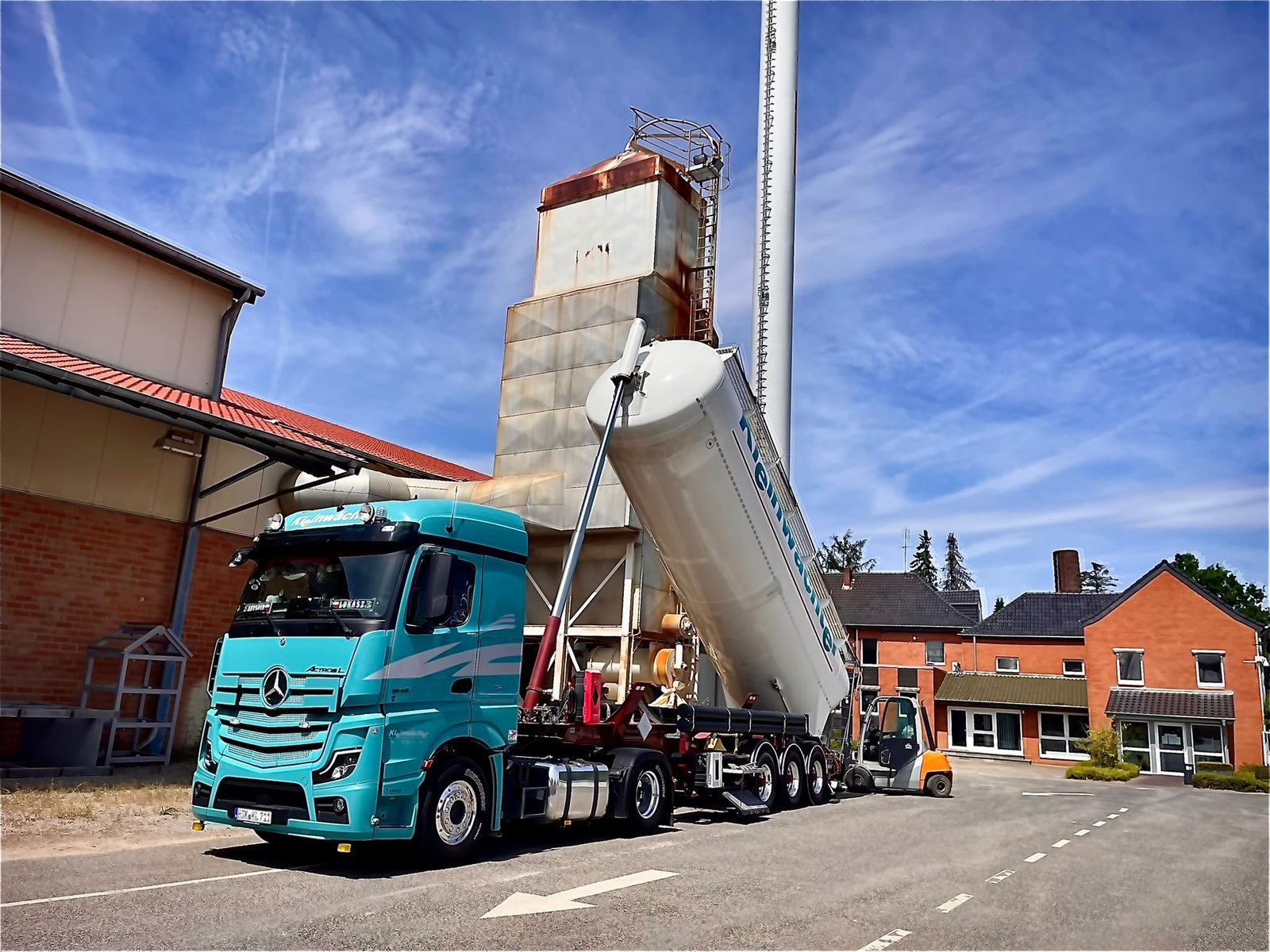 Kleinwächter Kippsilo bei der kontrollierten Entladung an einer Industrieanlage