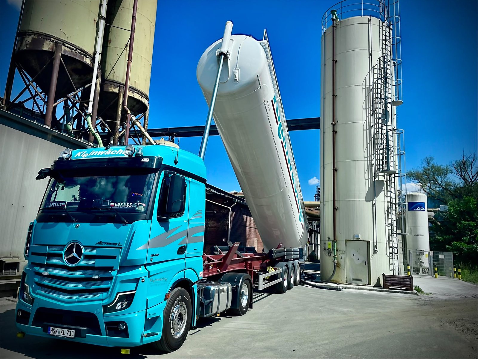 Kleinwächter Kippsilo bei der Entladung zwischen Industrieanlagen