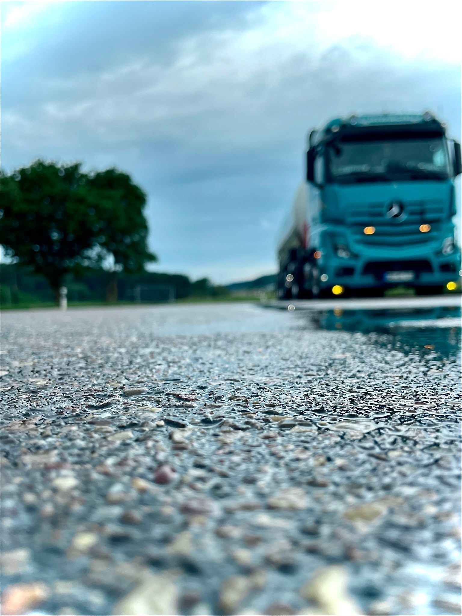 Kleinwächter Lkw im Regen aus niedriger Perspektive