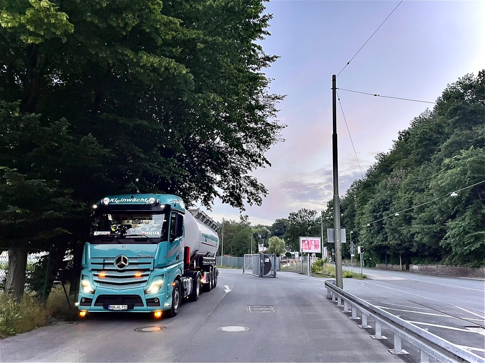Kleinwächter Silozug am Abend auf einer Zufahrtsstraße