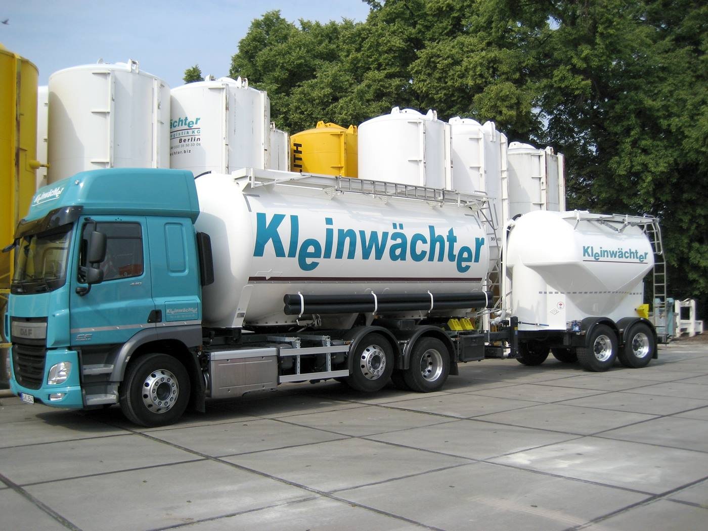 Kleinwächter Silostellfahrzeug mit Mobilsilos für Baustellen- und Industrielogistik